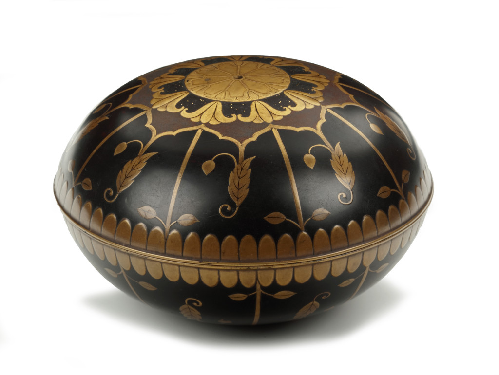 A Japanese export lacquer box with cover
