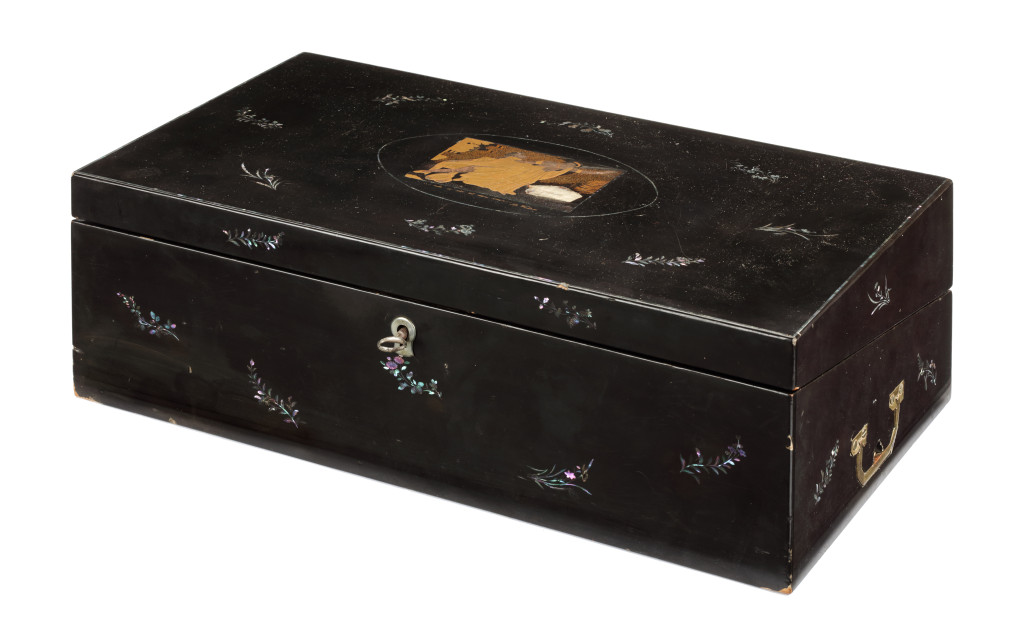 A Japanese lacquer writing box decorated with a man trying to withhold a woman from fleeing, titled '...rukt zij zich uit mijne armen... De Vriend’ (...she tears herself out of my arms...The Friend)