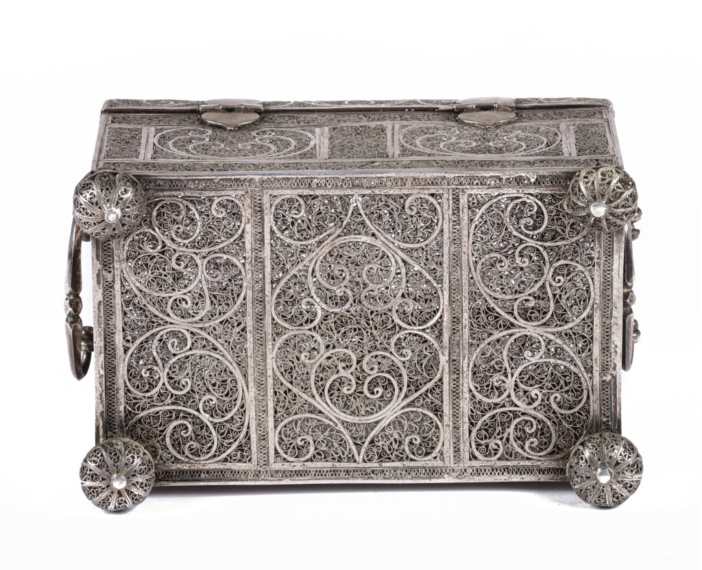 A fine and large Indonesian silver filigree casket