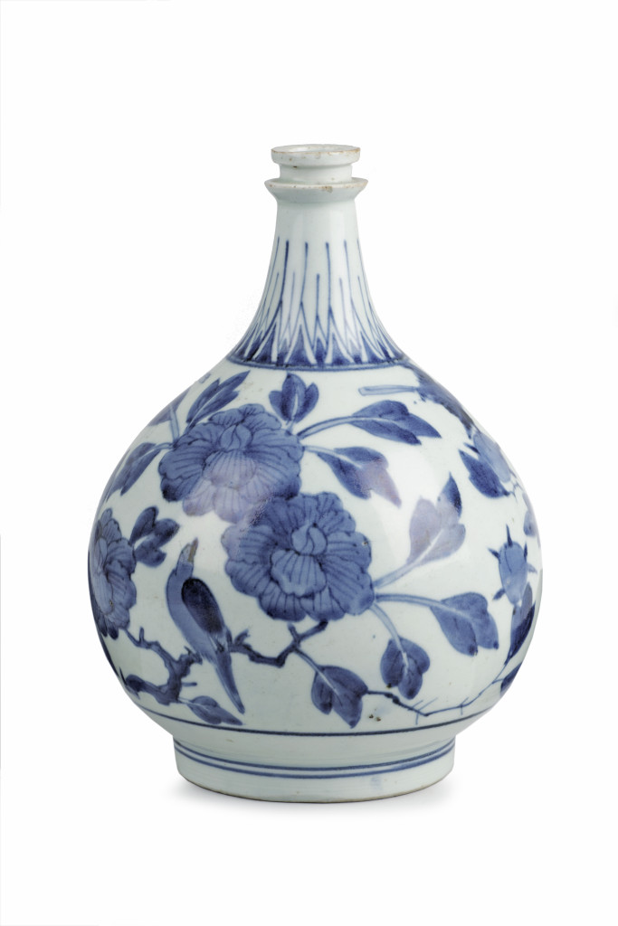 A Japanese Arita porcelain bottle with the initials of opperhoofd of Deshima and Governor-General of the former Dutch East-Indies Johannes Camphuys