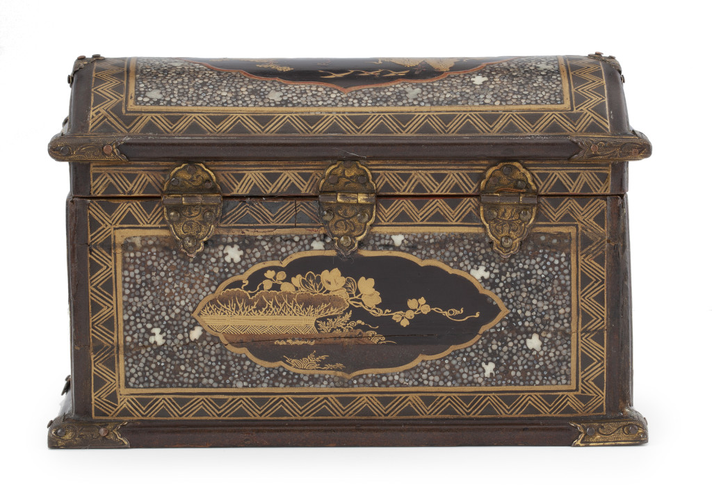A Japanese miniature or dollhouse export lacquered chest