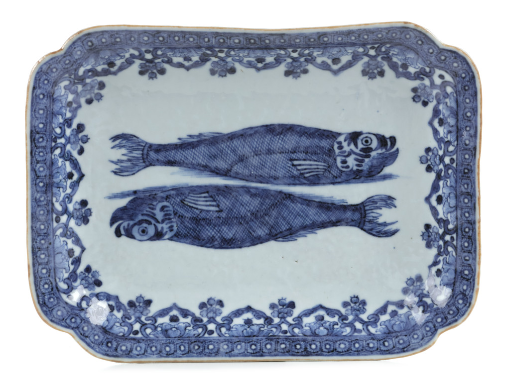 A Chinese blue and white porcelain 'herring' dish