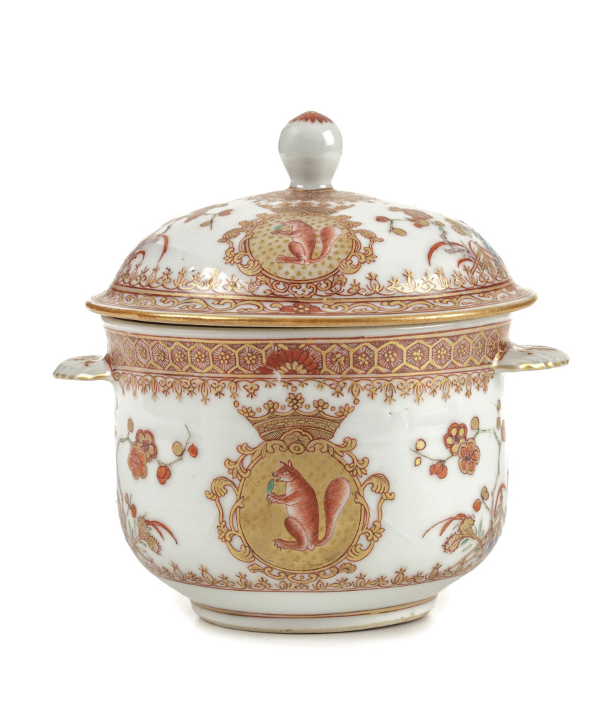 A Chinese export porcelain 'Sichterman' sugar bowl and cover or 'Kandijpot'