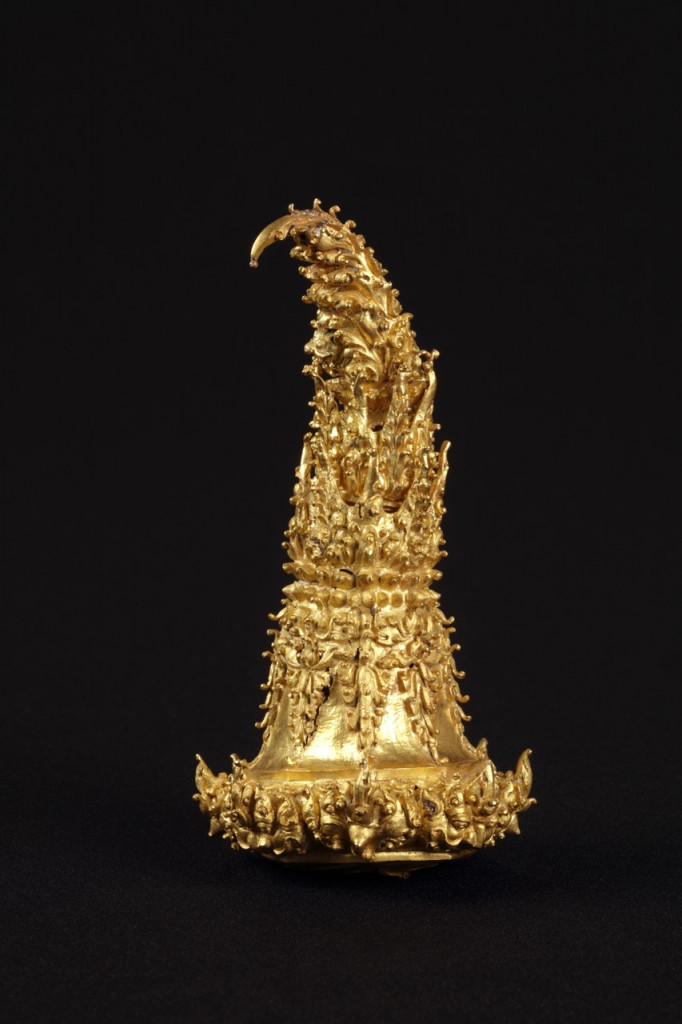 An ancient Hindu-Javanese gold ceremonial dagger or keris hilt or finial