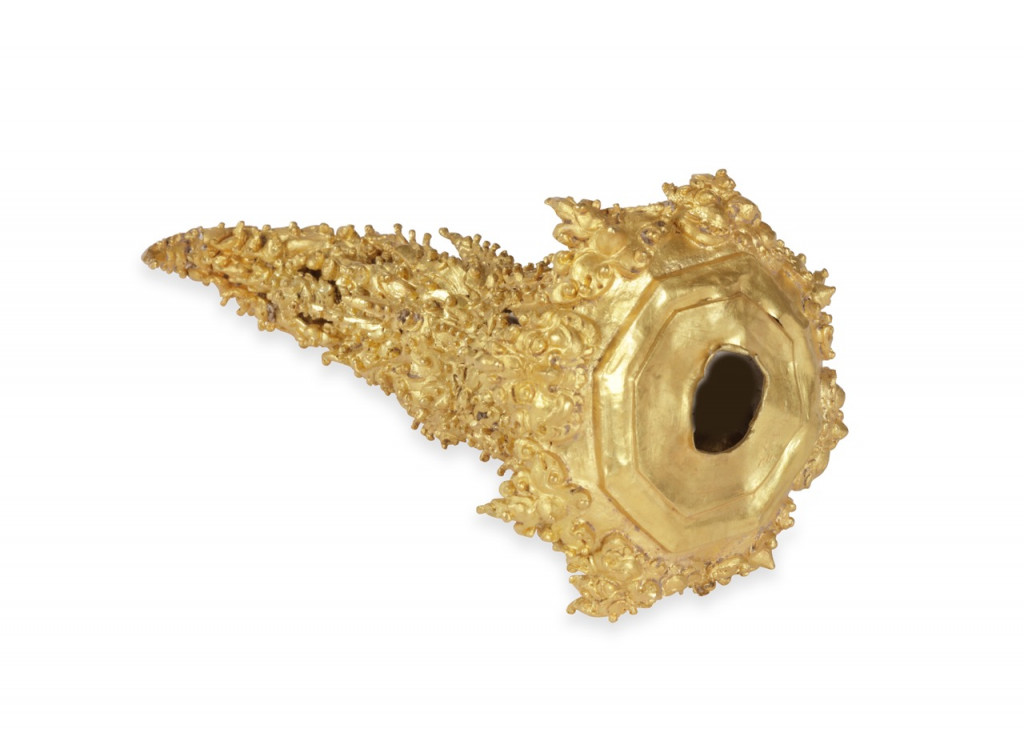 An ancient Hindu-Javanese gold ceremonial dagger or keris hilt or finial