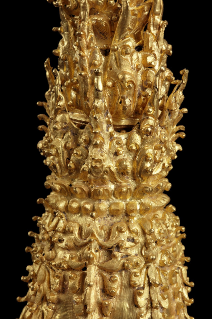 An ancient Hindu-Javanese gold ceremonial dagger or keris hilt or finial