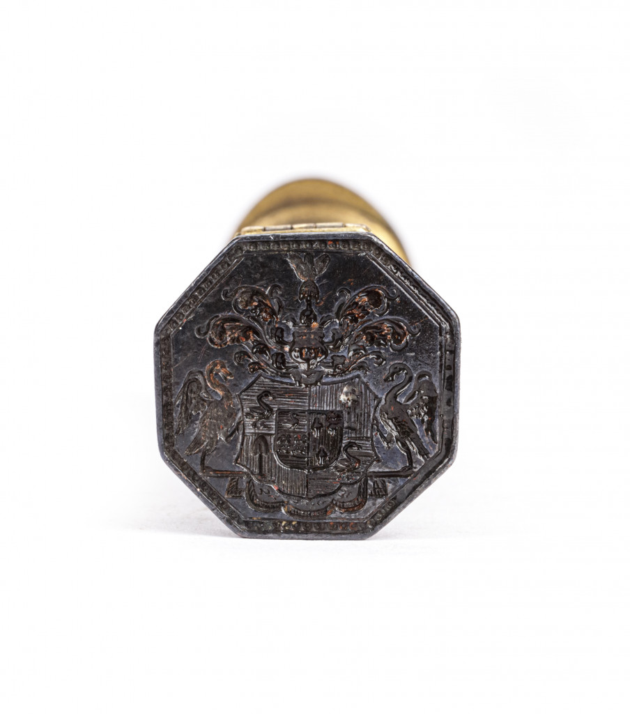 A Sawasa armorial wax container with a seal Japan