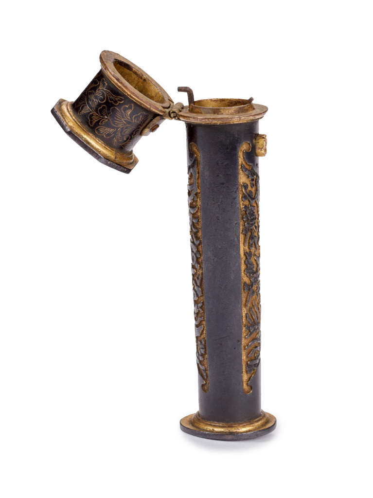 A Sawasa armorial wax container with a seal Japan