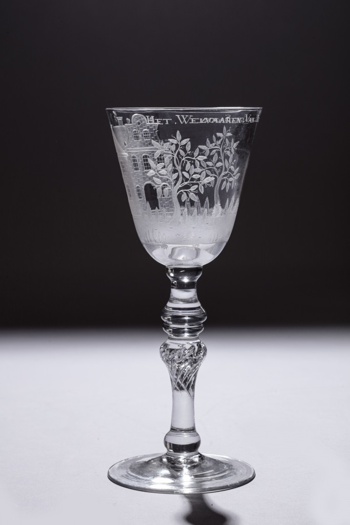 A splendid commemorating glass with fine engraving of a plantation house and coffee shrubs with a text reading: Het.Welvaaren.Van.De.Plantagie.Saxen (the prosperity of the Plantation Saxen)