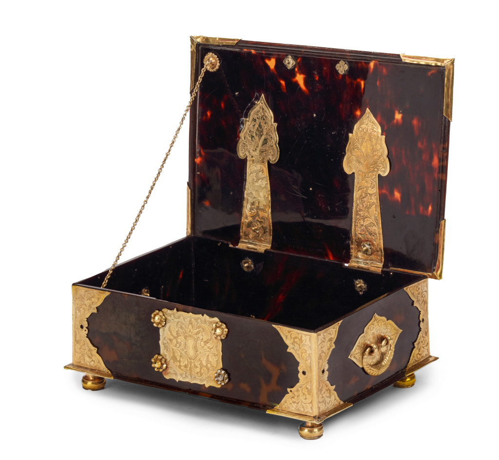 A Dutch-colonial Indonesian tortoiseshell sirih or betel box with gold mounts