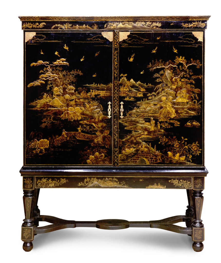 A highly refined Dutch Chinoiserie pinewood black and gold lacquered cabinet on stand