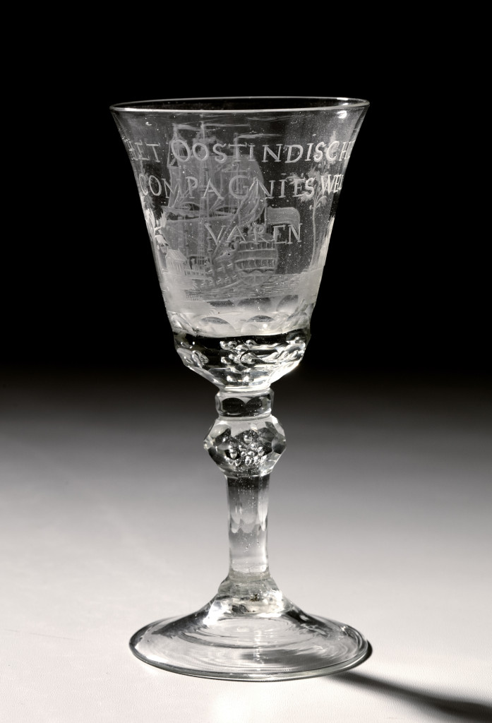 A glass with the engraving of an East-Indiaman and with text "HET OOSTINDISCHE COMPAGNIES WEL VAREN"