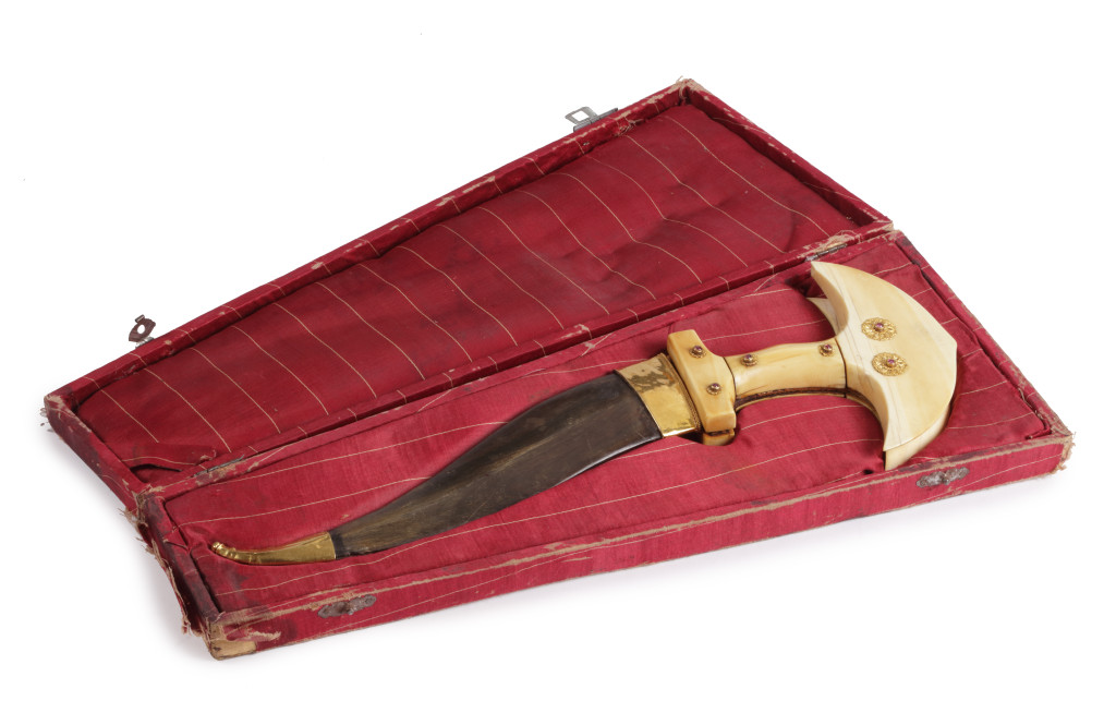 A fine Indian khandjarli dagger with a gold and gem-set ivory hilt
