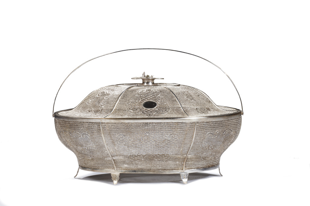 A refined Chinese silver filigree basket with cover