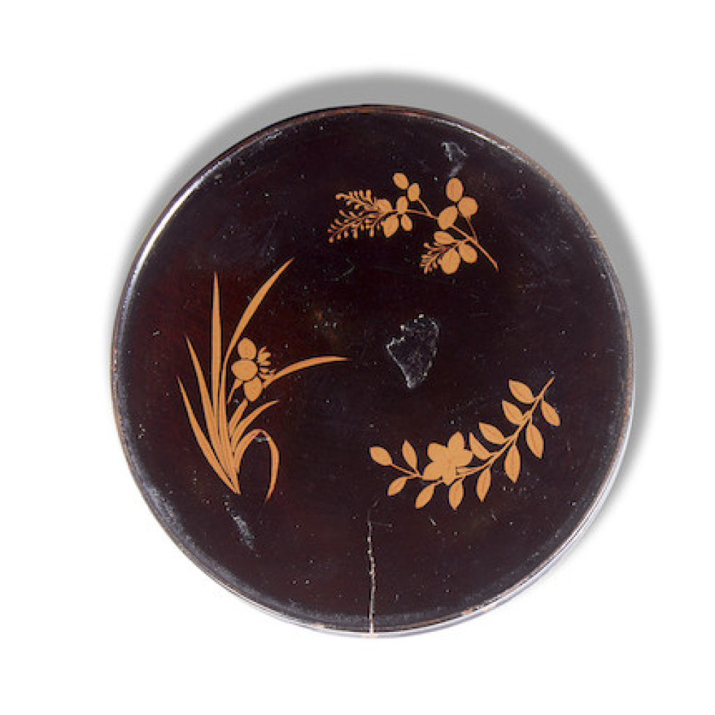 A small Japanese export lacquer circular box with a depiction of the Amsterdam Muiderpoort