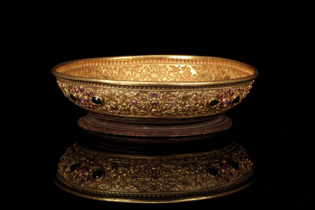 A large royal Balinese gem-set gold 'bokor', an offering bowl on a wooden stand