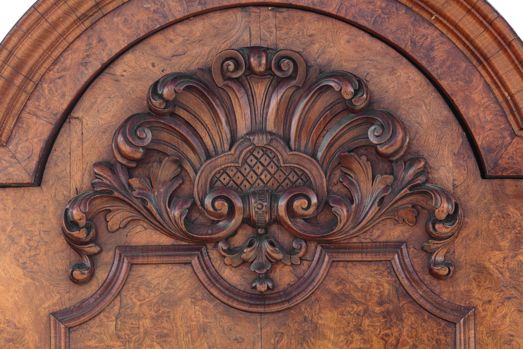 A magnificent Walnut Burr Cabinet on stand or 'kruisvoetkabinet' in the style of Daniel Marot