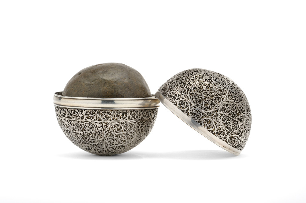 An Indian silver bezoar stone holder