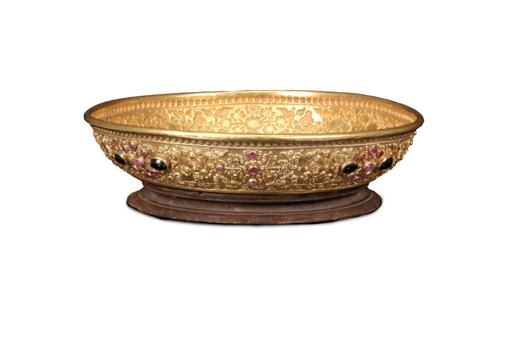 A large royal Balinese gem-set gold 'bokor', an offering bowl on a wooden stand