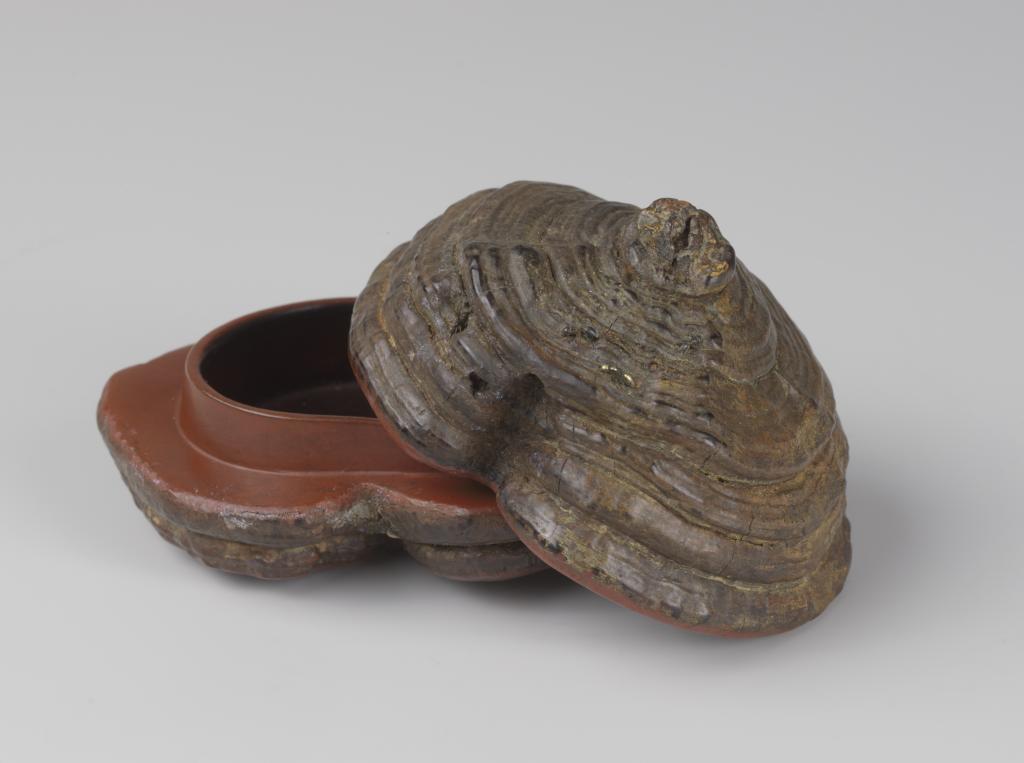 A reishi fungus 'kogo' incense box with inlaid ants by Jikan Gambun
