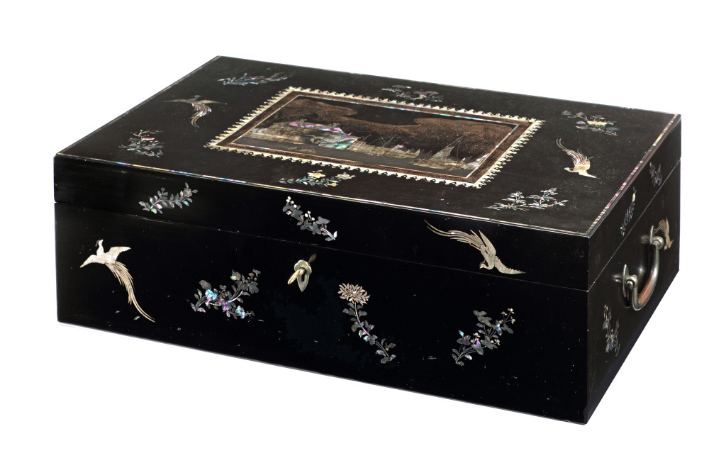 An important Japanese lacquer box with a view of the 'Nieuwe Stadsherberg van Amsterdam' or the Amsterdam waterfront